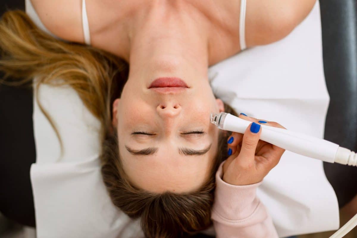 Le soin Hydrapeel en pratique au centre Astera Aesthetic à Uccle